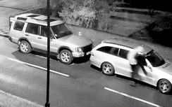 Thanh niên "nghịch ngu" phá hàng loạt gương chiếu hậu xe ô tô