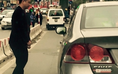 CSGT lên tiếng vụ "soái ca" xuống xe tè bậy giữa đường Hà Nội