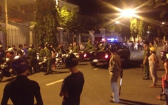 Hàng trăm người dân hiếu kỳ xem cảnh sát... bắt nhóm côn đồ