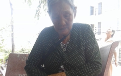 Tên cướp bất nhân kéo lê bà cụ bán vé số trên đường