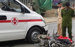 Người điều khiển xe máy tử vong sau khi đâm 2 ô tô