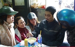 Vỡ òa niềm vui cha già tìm thấy con mất trí ở Hà Nội