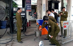 Truy tố 16 nhân viên cây xăng góp tiền mua chíp gian lận