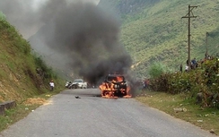 Video:Ô tô cháy trơ khung trên đường đến lễ hội hoa tam giác mạch
