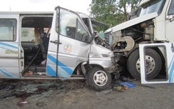 Nhiều hành khách thoát chết khi xe khách đấu đầu container