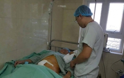 Hi hữu cắt bỏ sỏi bàng quang "khủng" nặng nửa cân