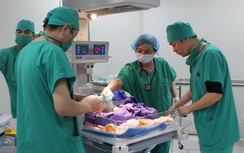 Cứu sống trẻ sơ sinh lộ nội tạng ngoài thành bụng