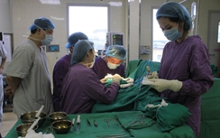 Thanh niên bị cắn nham nhở vành tai khi đi nhậu với bạn