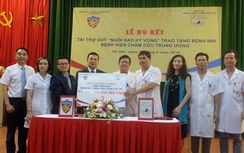 Trao 200 triệu cho Quỹ Ngôi sao hi vọng giúp bệnh nhân nhi nghèo