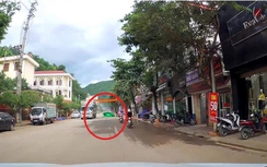 Lái xe máy ngã sấp mặt vì tấm bạt bất ngờ trùm kín người