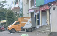 Choáng với cảnh hàng chuyển phát nhanh bị ném không thương tiếc