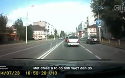 Ô tô cố tình vượt đèn đỏ bị đâm ngửa bụng trên phố