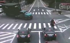 Hoảng hồn xe container lật ngang khi vào cua, chủ xe máy suýt chết