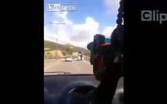 Xe buýt "nhồi"' khách, đánh võng lật nhào giữa đường