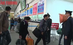 Người dân ào ra bến xe về quê ăn Tết
