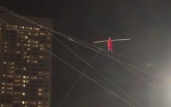 Người đi trên dây thép cao 18m trong lễ hội chào năm mới