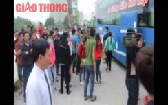 Ùn ùn 76 người xuống khỏi xe 42 chỗ bị CSGT bắt