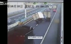 Xe tải đi bằng 2 bánh trên đường rồi gây tai nạn