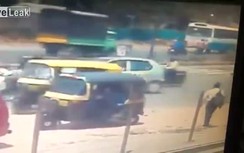 Kinh hoàng xe tải điên lao thẳng vào dòng người đi bộ