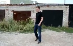 Dùng súng bắn vào đầu để thử độ bền của ...mũ bảo hiểm