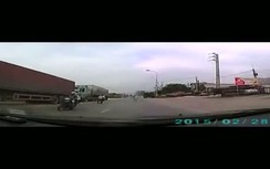 Kinh hoàng người đàn ông tự lao đầu vào ôtô đang chạy