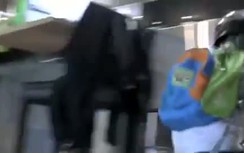 Cậu bé mẫu giáo đạp xe đi học như... phim hành động