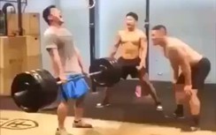 Cô gái xinh đẹp nâng tạ khiến 3 chàng lực sĩ ngỡ ngàng