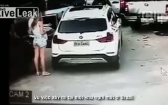 Xe đạp mất lái tông "nát đít" ô tô