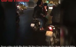 Xe máy "cùi" chở 4 tung hoành trên đường phố Hà Nội