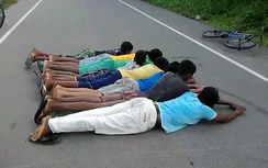 Ngã dập mặt vì thể hiện màn phi xe đạp qua 8 người