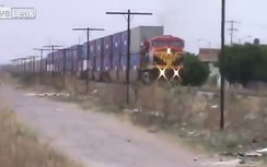 Chạy qua đường ray, ô tô bị kéo lê hàng chục mét