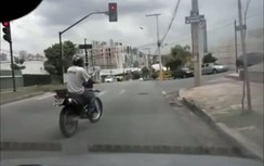 Xe máy ngã dập mặt vì đòi "ăn thua" với ô tô