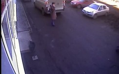 Bị ô tô cán vì mải nghe điện thoại