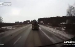 Lốp xe tải bay đập nát đầu ôtô đi ngược chiều