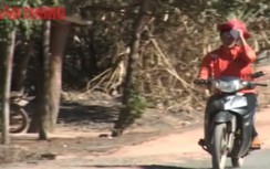 Rùng mình cảnh người dân Gia Lai đầu trần phóng xe đi làm rẫy