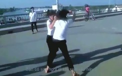 Phẫn nộ cảnh học sinh cấp 2 "mở sới" đánh nhau trên cầu