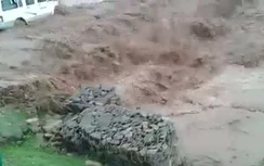 Cảnh giải cứu hành khách khỏi chiếc xe đang bị nước lũ nuốt chửng