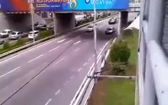 Quái xế trêu ngươi 3 xe cảnh sát như "Fast and Furious"