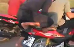 Hãi hùng cảnh vừa trồng cây chuối vừa phóng xe máy