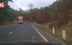 Đôi trẻ suýt bỏ mạng vì vượt xe trên đèo quanh co