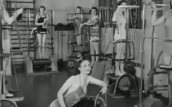 Tò mò ngắm "hotgirl" thập niên 40 tập gym