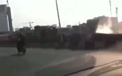 Phản cảm thanh niên khoanh tay, lái xe máy bằng chân đi trên cầu