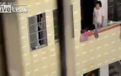 Bà mẹ quái ác dốc ngược con "dọa" vứt từ tầng cao xuống