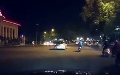 Mải ngắm gái xinh, thanh niên lao đầu vào xe sang