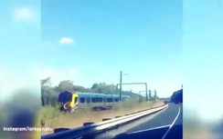 Sốc cảnh hai thanh niên "làm xiếc" trên đuôi tàu cao tốc