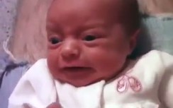 Chết cười nhìn bé sơ sinh lồi mắt vì sợ hãi
