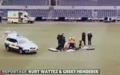 Cận cảnh cầu thủ nguy kịch do đột quỵ trên sân