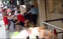 Nữ nhân viên "tẩn" khách hàng giữa phố