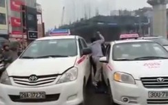 Bỏ mặc khách trên xe, hai tài xế taxi "choảng" nhau giữa phố