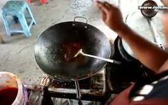 Choáng cảnh vừa phóng xe vừa nấu ăn trên đường